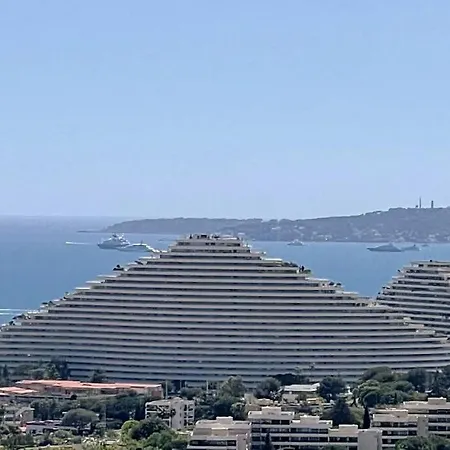 Avec Vue Incroyable Dans De Standing Appartement